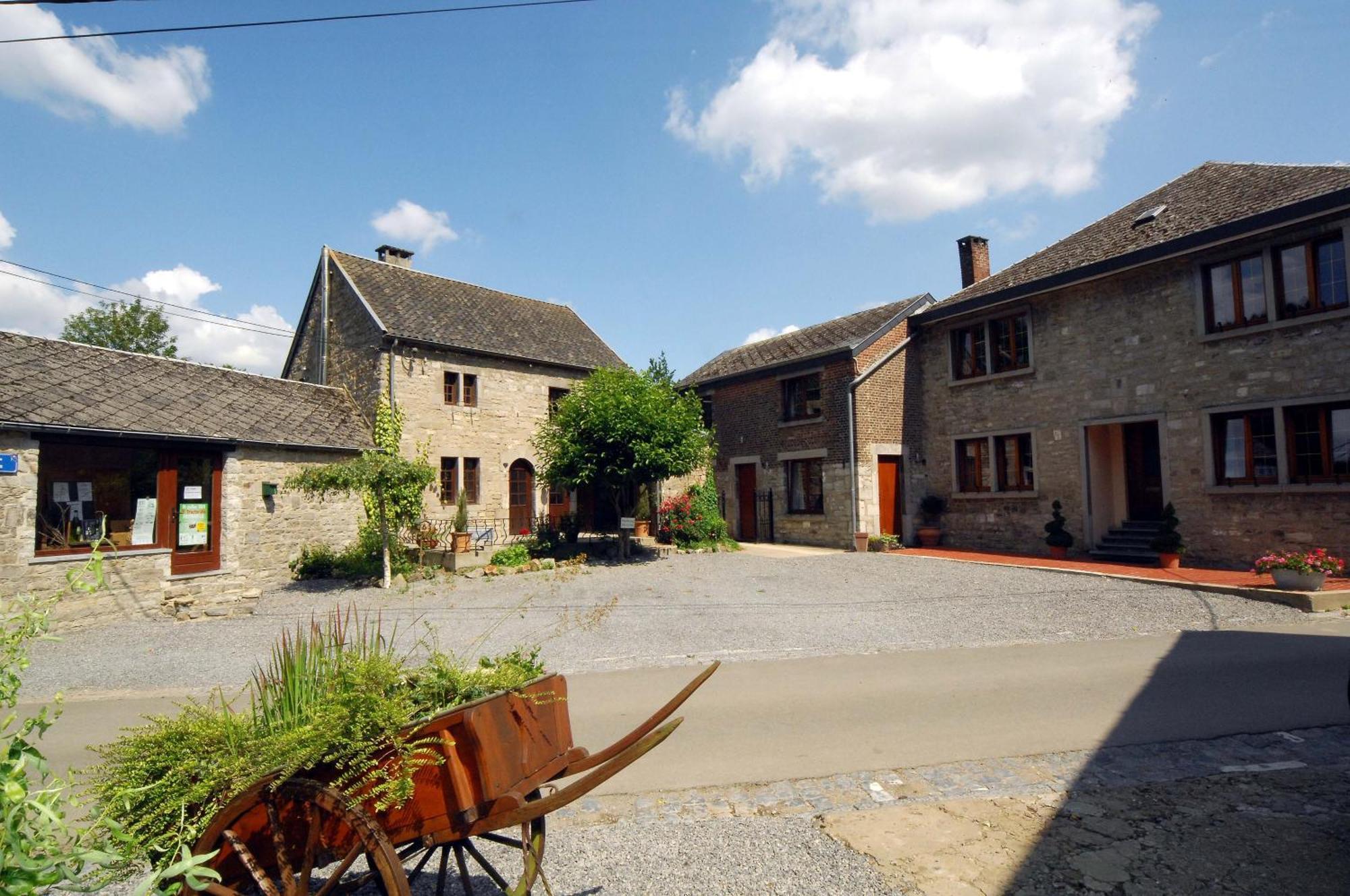 Hotel/Restaurant A La Ferme Феррьер Экстерьер фото